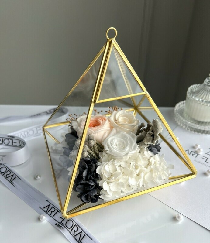 Цветочная пирамида в сером, цветочная пирамида в сером