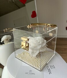 Вечная белая роза в акриловом кубе