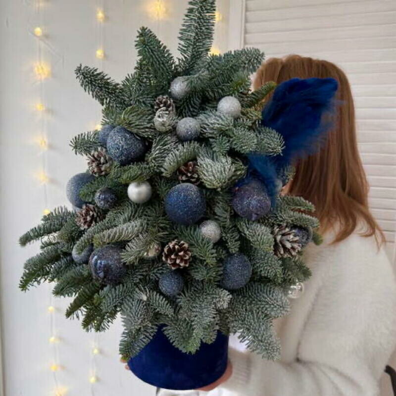 Avtorskaya zhivaya el_ (datskaya el_) s novogodnim dekorom sinij  Razmer M, standart