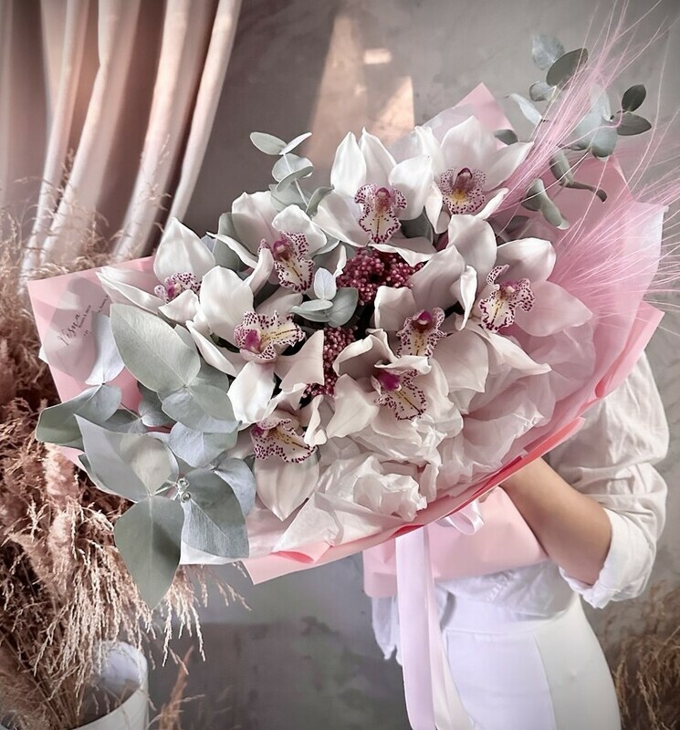 Avtorskij buket orhideyami i evkaliptom, standart