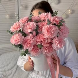 Цветы в коробке: розовый диантус, эвкалипт, лагурус