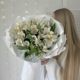 5 веток белой альстромерии в дизайнерской упаковке  Размер S