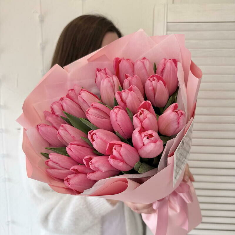 Букет розовых тюльпанов 25 штук в дизайнерской упаковке, стандартный
