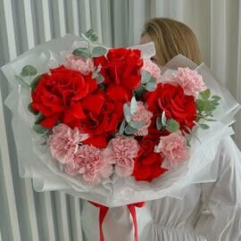 Авторский букет: французские красные розы (вывернутые розы), диантус, эвкалипт  Размер М