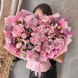 Avtorskij buket s rozovimi kustovimi rozami, diantusom, ozotamnusom i evkaliptom