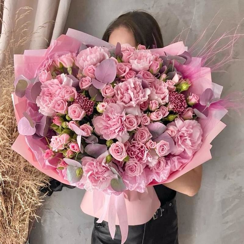 Avtorskij buket s rozovimi kustovimi rozami, diantusom, ozotamnusom i evkaliptom, standart