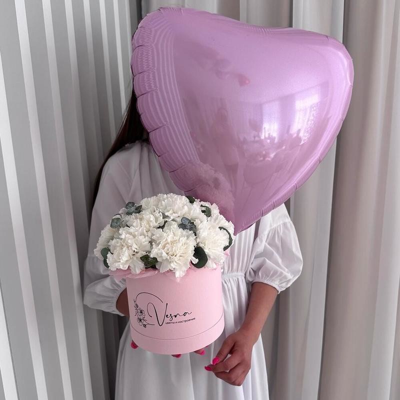 Podarochnij nabor: tcveti v korobke+shar serdtce s geliem, standart