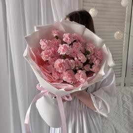 Букет розовых кустовых диантусов в дизайнерской упаковкеРазмер S