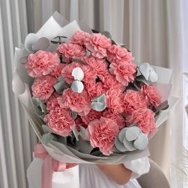 Нежный букет диантусов с веточками эвкалипта