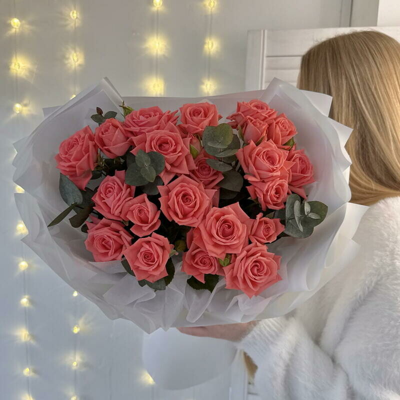Кустовые коралловые розы с эвкалиптом в дизайнерской упаковке, стандартный