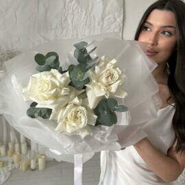 Frantcuzskie belie rozi (vivernutie rozi) s evkaliptom v dizajnerskoj upakovke  Razmer S