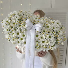 Корзина с цветами: хризантема ромашковая и полевые ромашки (матрикария)  Размер М