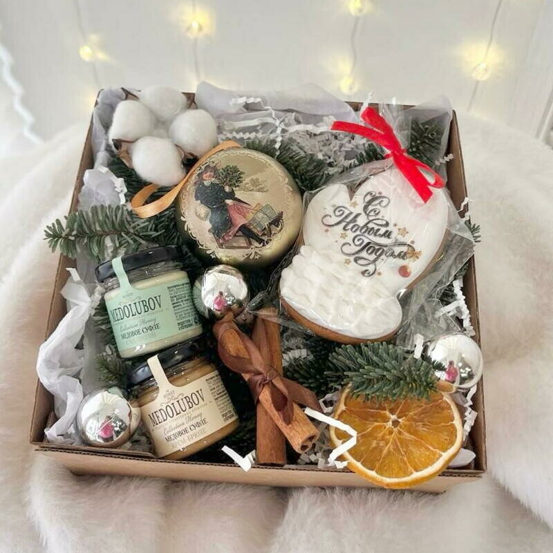 Novogodnij nabor s pryanikom, chaem i medom, standart