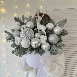 Зимняя новогодняя композиция с нобилисом (датская ель) и декором  Размер М