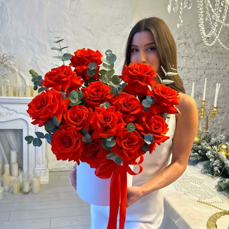 Цветы в коробке: Красные французские розы (вывернутые розы) и эвкалипт  Размер L, стандартный