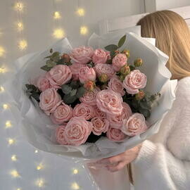 Kustovie pionovidnie korallovie rozi s evkaliptom v dizajnerskoj upakovke