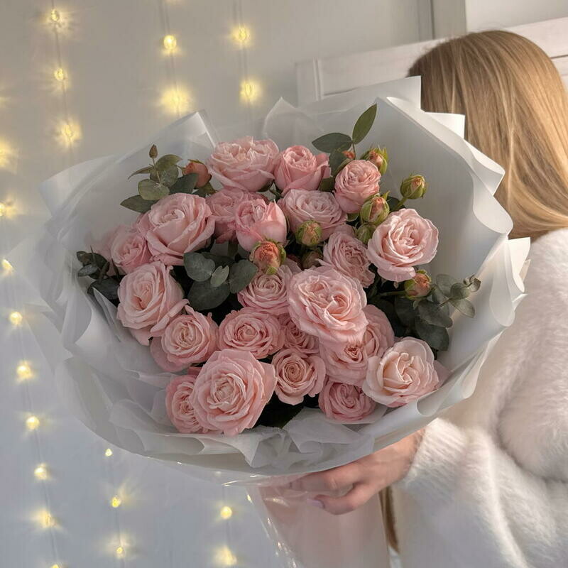 Кустовые пионовидные коралловые розы с эвкалиптом в дизайнерской упаковке, стандартный