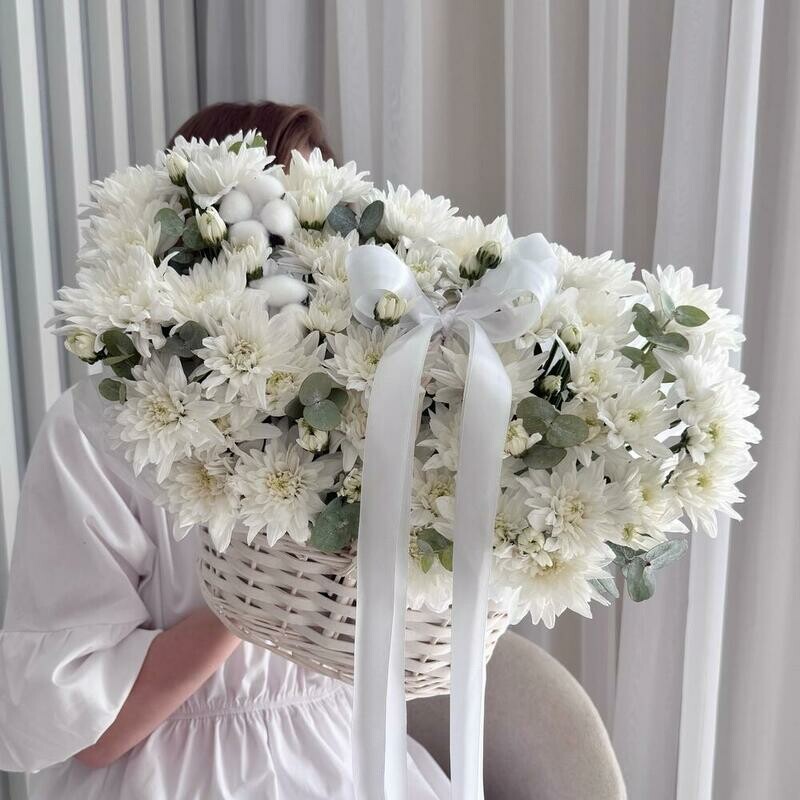 Korzina s tcvetami: hrizantema i vetochki evkalipta Razmer M, standart