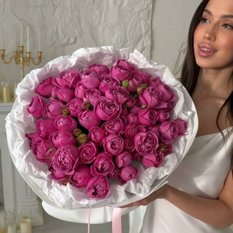 Букет розовых пионовидных роз в дизайнерской упаковке  Размер М, стандартный