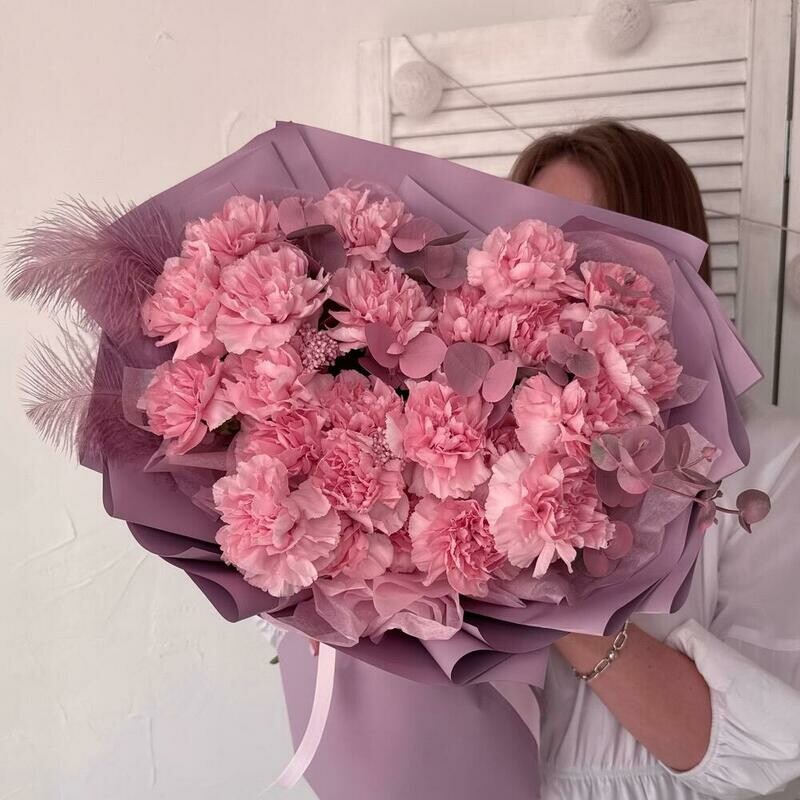 Avtorskij buket: diantus, stabilizirovannij ozotamnus, evkalipt i dekorativnie perishki Razmer M, standart