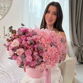 Цветы в коробке: Пионовидные розы, диантус, эвкалипт Размер L