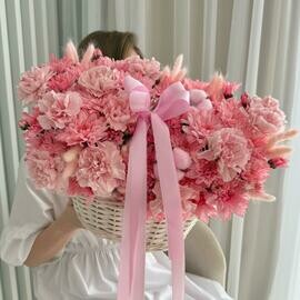 Korzina s tcvetami: hrizantema, diantus, natural_nij hlopok, lagurus Razmer M