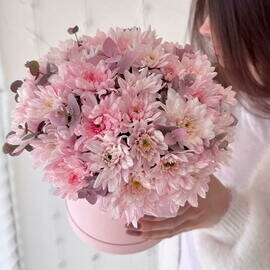 TCveti v korobke: rozovaya hrizantema i vetochki evkalipta