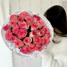 Buket rozovih roz 25 shtuk v dizajnerskoj upakovke  Razmer M