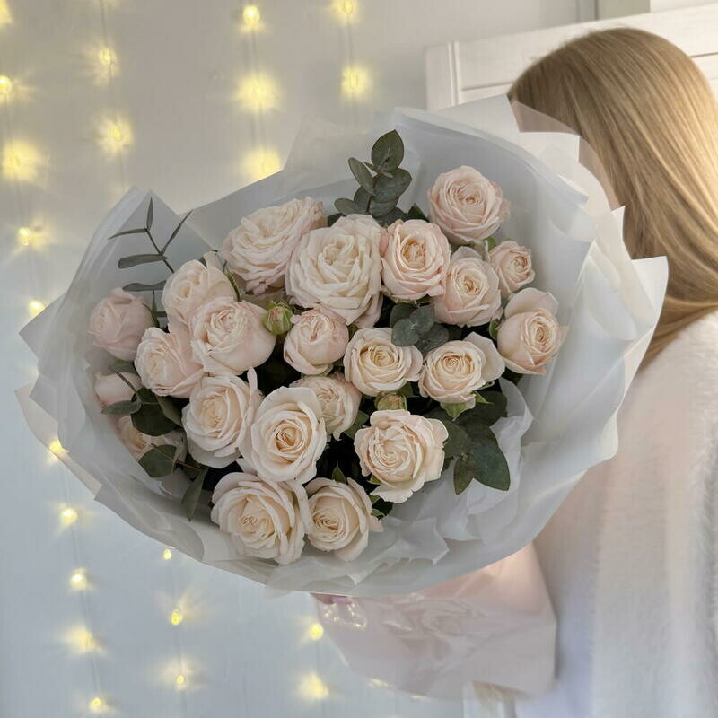 Kustovie pionovidnie kremovie rozi s evkaliptom v dizajnerskoj upakovke, standart