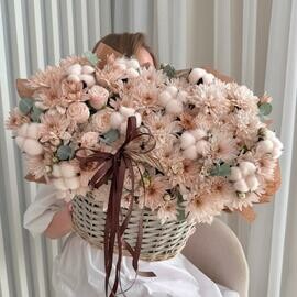 Корзина с цветами: хризантема, натуральный хлопок, Пионовидные розы  Размер L