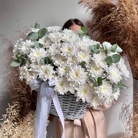 Korzina s hrizantemami i vetochkami evkaliptaRazmer L