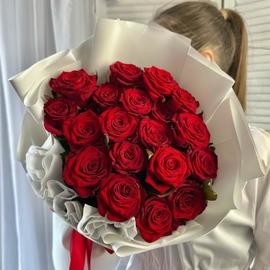 19 красных роз в дизайнерской упаковке белый Размер S