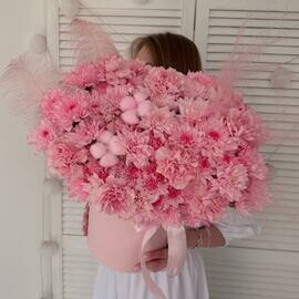 TCveti v korobke: rozovaya hrizantema, diantus, hlopok i dekorativnie perishki Razmer XL