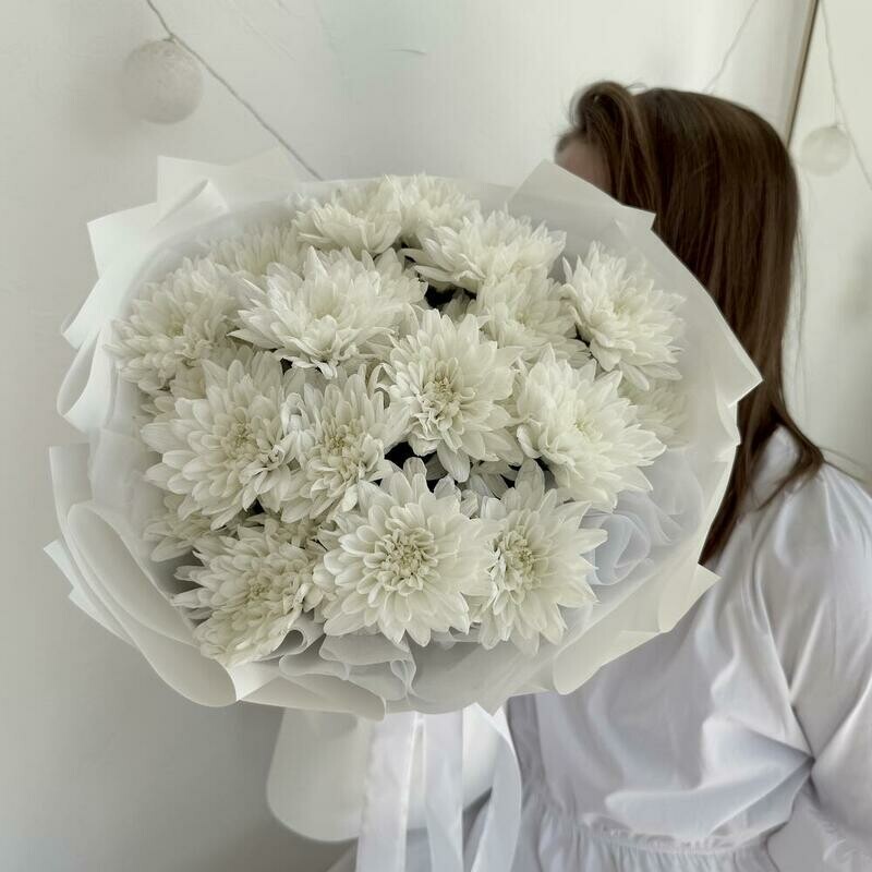 Buket belih hrizantem v dizajnerskoj upakovkeRazmer S, standart