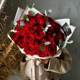 Букет роз 25 штук с эвкалиптом