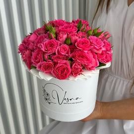Цветы в коробке: розовые кустовые розы