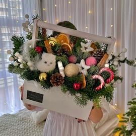 Zimnyaya kompozitciya s zhivoj el_yu, ledentcami i dekorom