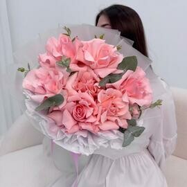 Французские розовые розы (вывернутые розы) с эвкалиптом в дизайнерской упаковке Размер L