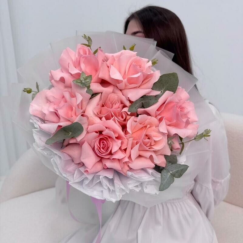 Французские розовые розы (вывернутые розы) с эвкалиптом в дизайнерской упаковке Размер L, стандартный