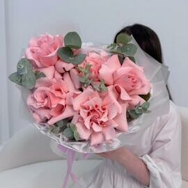 Frantcuzskie rozovie rozi (vivernutie rozi) s evkaliptom v dizajnerskoj upakovke Razmer M