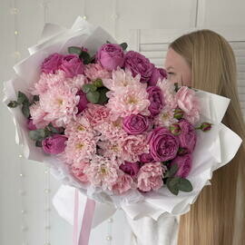 Avtorskij buket: Pionovidnie rozi, hrizantema, diantus i evkalipt