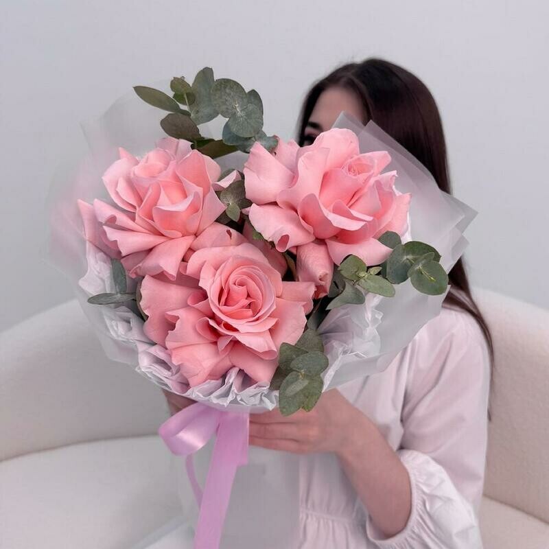 Французские розовые розы (вывернутые розы) с эвкалиптом в дизайнерской упаковке Размер S, стандартный