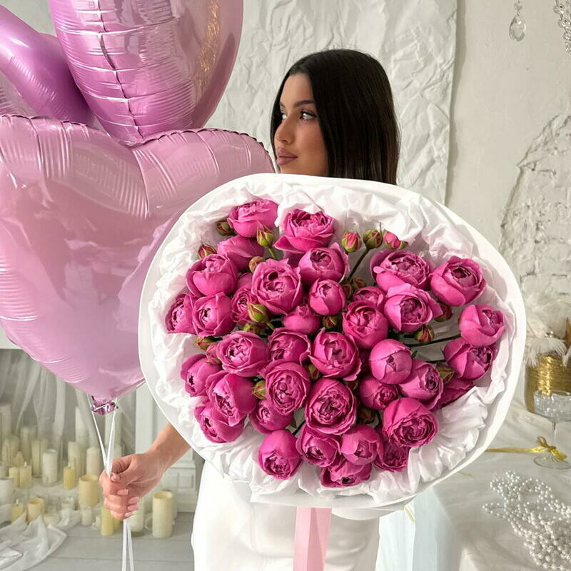 Подарочный набор: букет пионовидных роз + три шара сердце  Размер S, стандартный