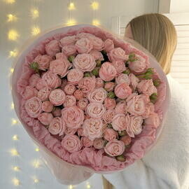 Пионовидные коралловые кустовые розы 19 штук в дизайнерской упаковке