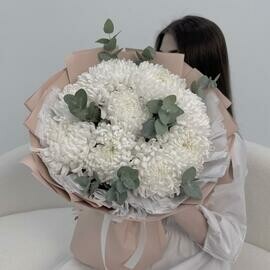 Хризантема бигуди белая с эвкалиптом в дизайнерской упаковкеРазмер М