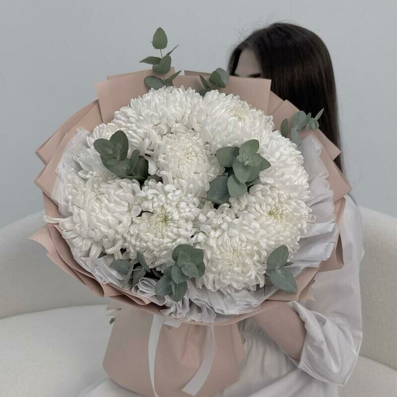 Hrizantema bigudi belaya s evkaliptom v dizajnerskoj upakovkeRazmer M, standart