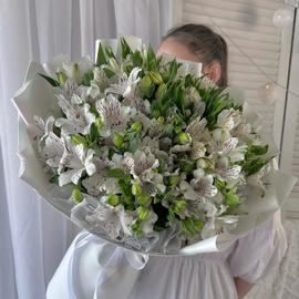 19 веток белой альстромерии в дизайнерской упаковкеРазмер М