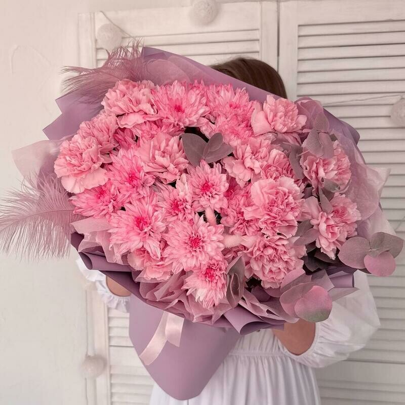 Avtorskij buket: hrizantema, diantus, evkalipt, dekorativnie perishki Razmer M, standart