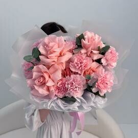 Авторский букет: французские розовые розы (вывернутые розы), диантус, эвкалипт  Размер М