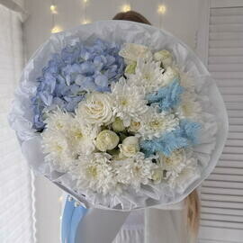 Авторский букет: голубая гортензия, Пионовидные розы, хризантема, аспарагус